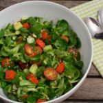 Grüner Salat mit rotem Pestokäse und Nüssen