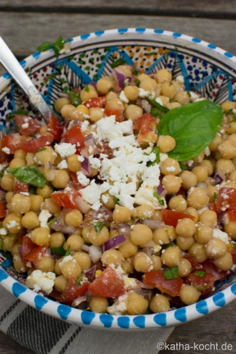 Frischer Kichererbsensalat mit Schafskäse - Katha-kocht!