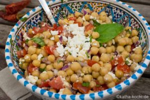 Frischer Kichererbsensalat mit Schafskäse