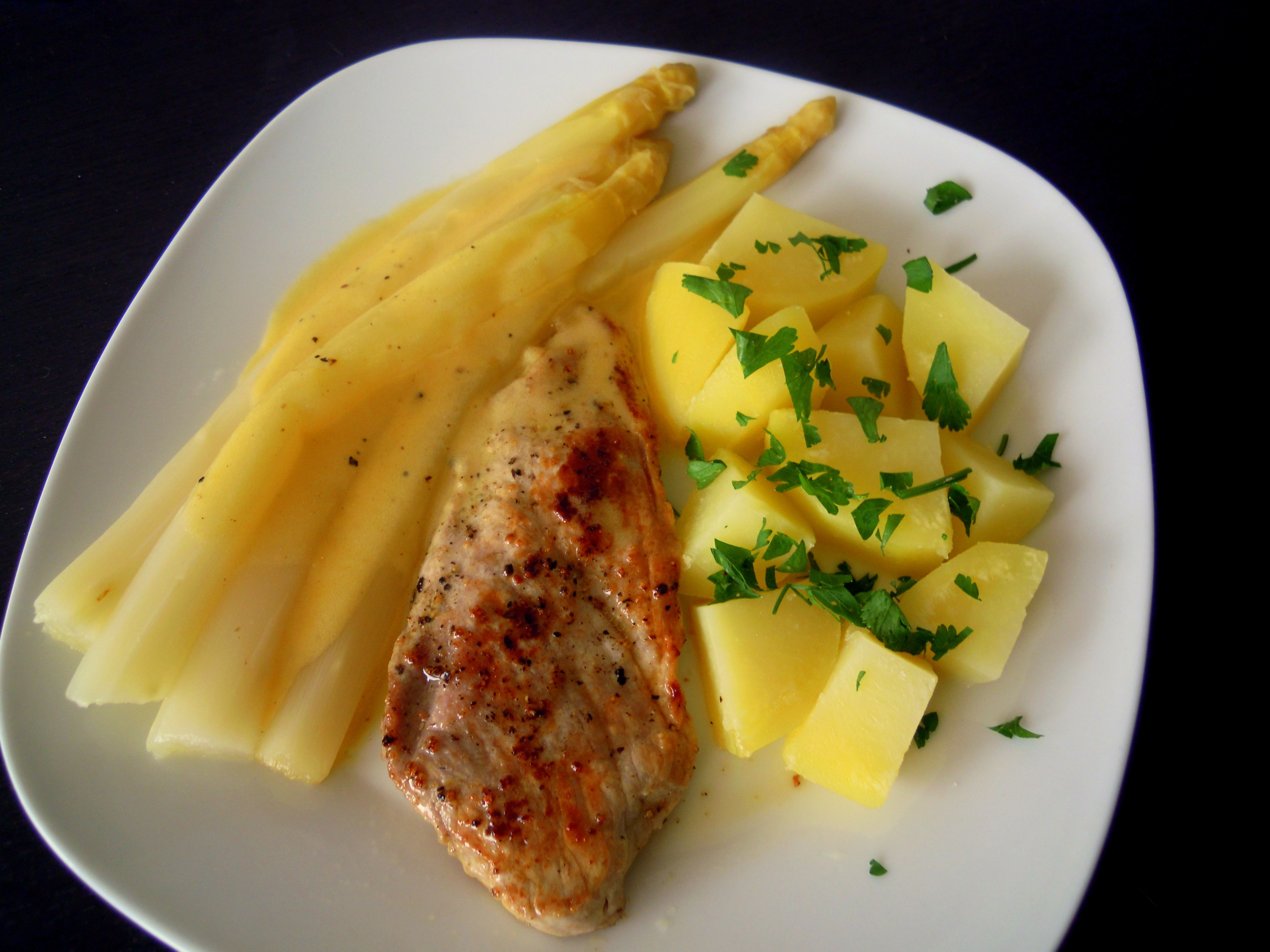 Spargel mit Sauce Hollandaise, Schweineschnitzel und Salzkartoffeln