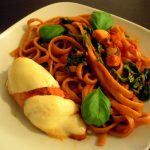 Hähnchenbrustfilets mit Mozzarella überbacken und tomatigen Tagliatelle