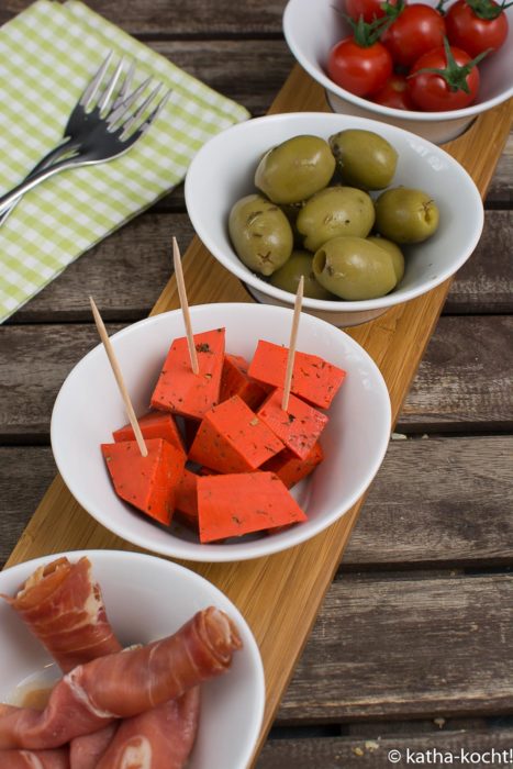 Tapas - Oliven, roter Pestokäse, Tomaten