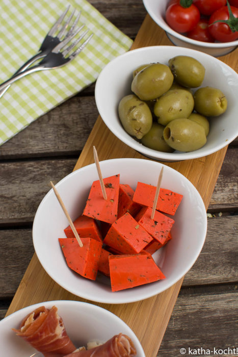 Tapas - Oliven, roter Pestokäse, Tomaten