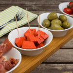 Tapas – Oliven, roter Pestokäse und Tomaten
