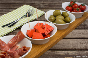 Tapas - Oliven, roter Pestokäse, Tomaten