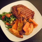 Bison-Steak mit bunten Kartoffelspalten und würzigem Salat