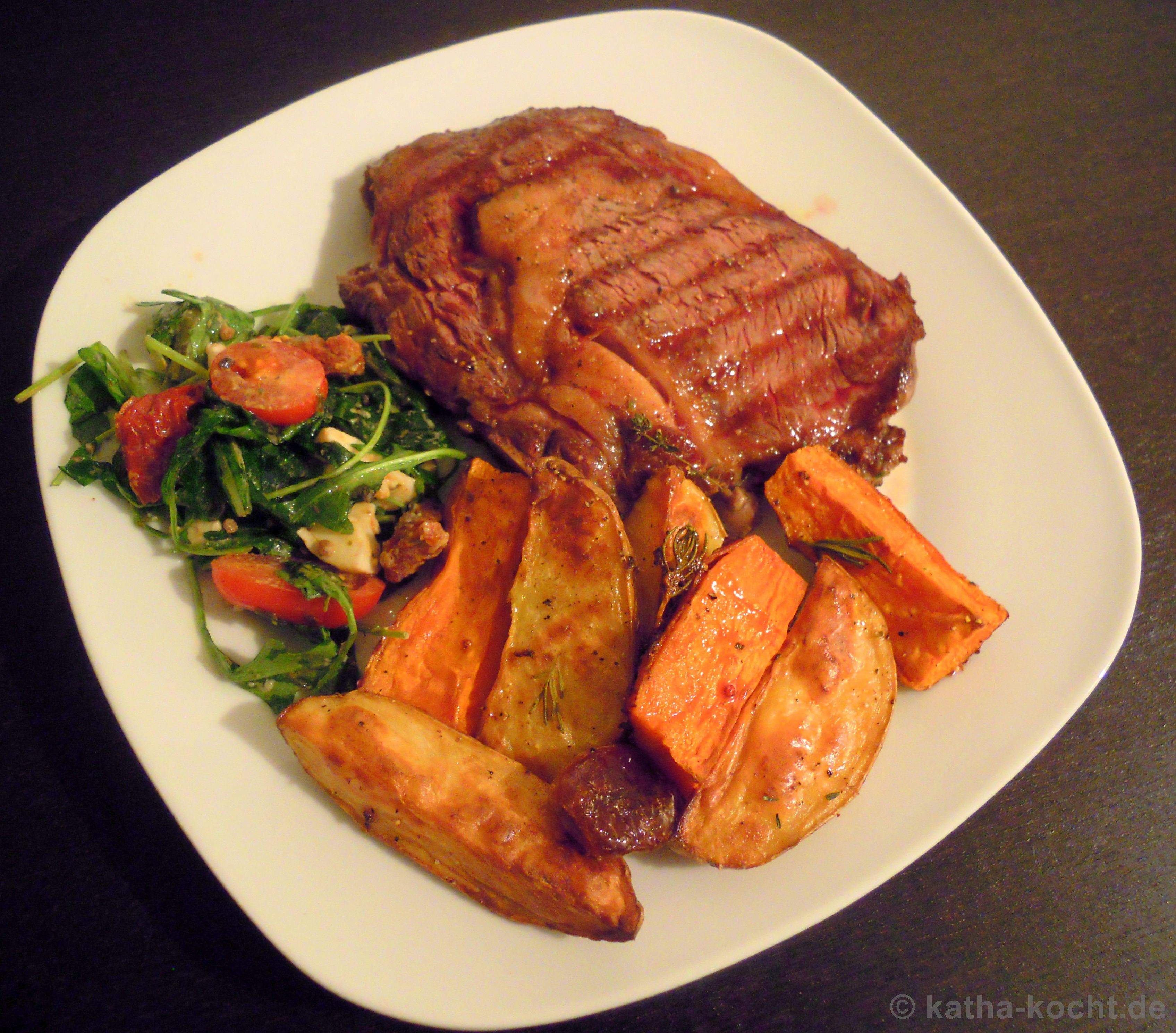 Bison-Steak mit bunten Kartoffelspalten und würzigem Salat