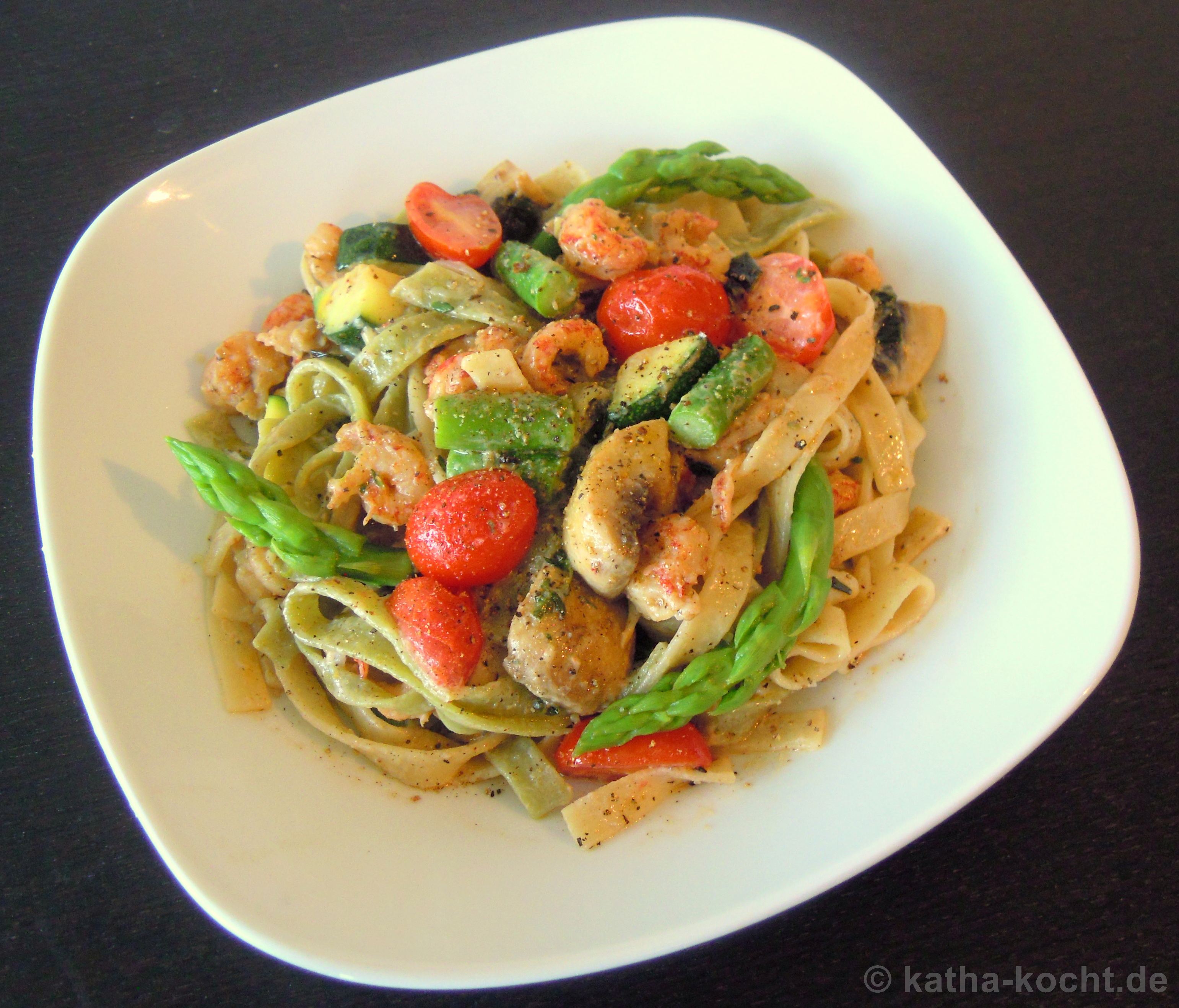 Bunte Tagliatelle mit Flusskrebsen und grünem Spargel