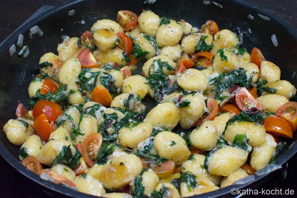 Gnocchi-Pfanne mit Spinat, Tomaten und Käse - Katha-kocht!