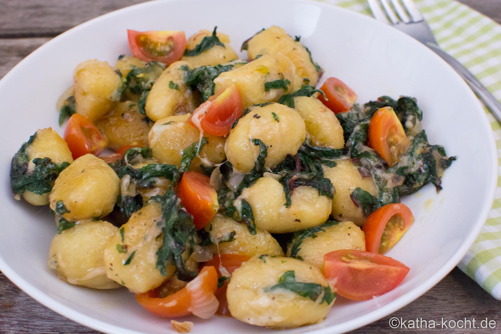 Gnocchi-Pfanne mit Spinat, Tomaten und Käse - Katha-kocht!