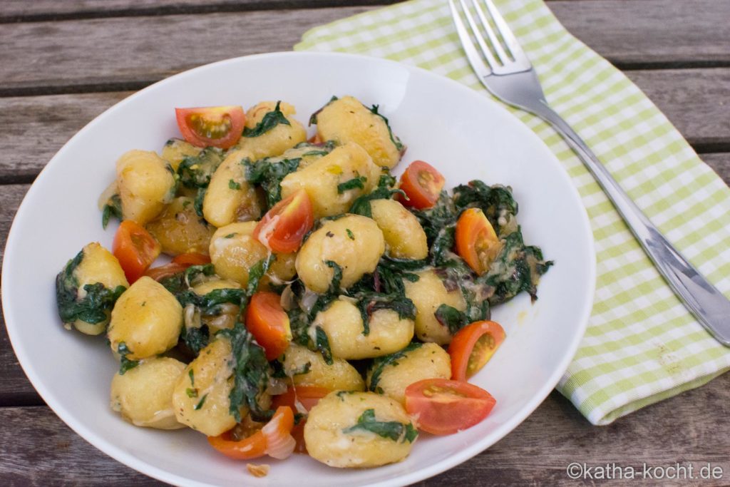 Gnocchi-Pfanne mit Spinat, Tomaten und Käse - Katha-kocht!