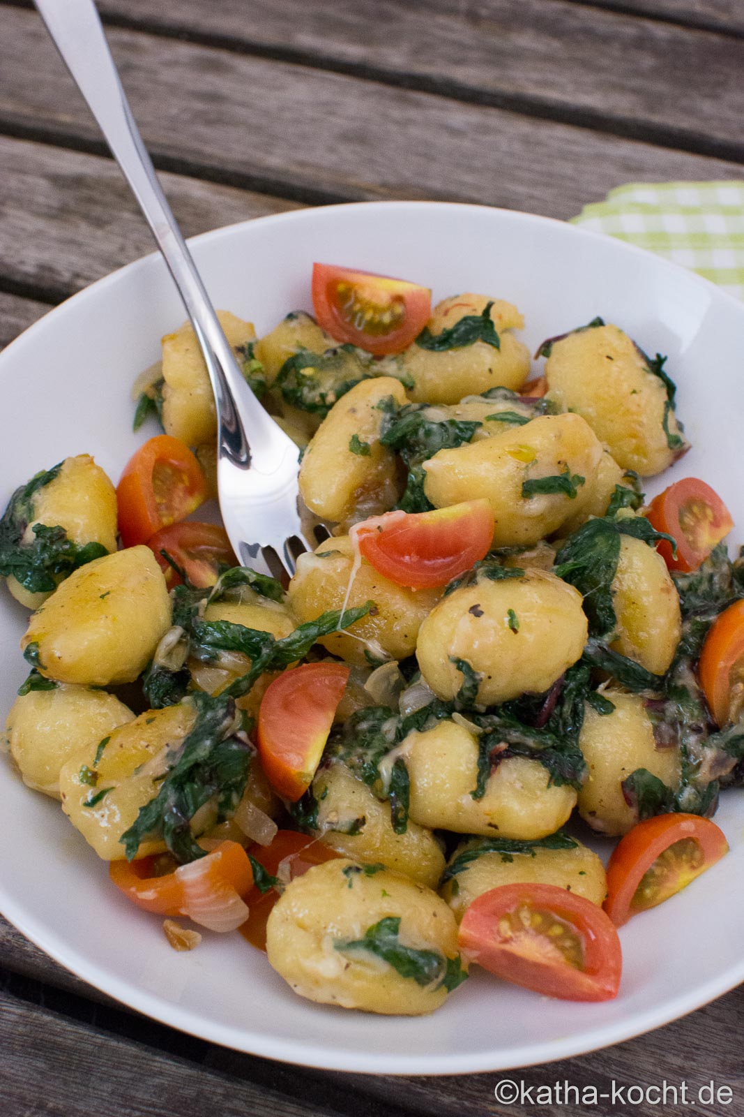 Gnocchi-Pfanne mit Spinat, Tomaten und Käse - Katha-kocht!