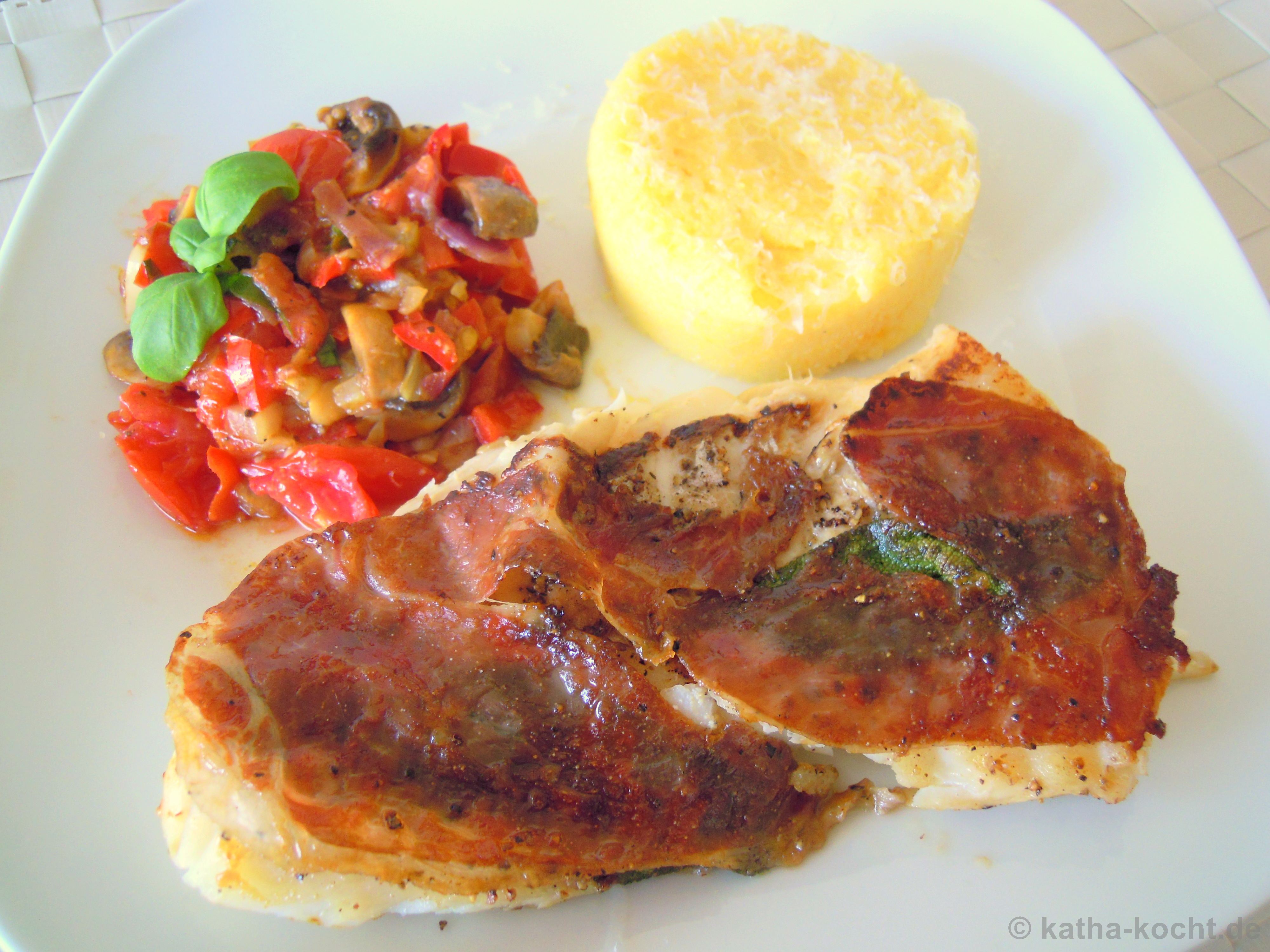 Kabeljau à la Saltimbocca mit Polenta und Fenchel-Tomaten-Gemüse