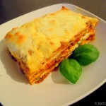 Lasagne mit Hackfleisch-Tomatensauce und Basilikumcréme