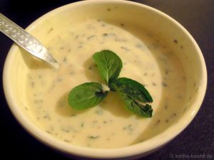 Orientalischer Joghurt-Dip mit Sesam, Minze und Honig