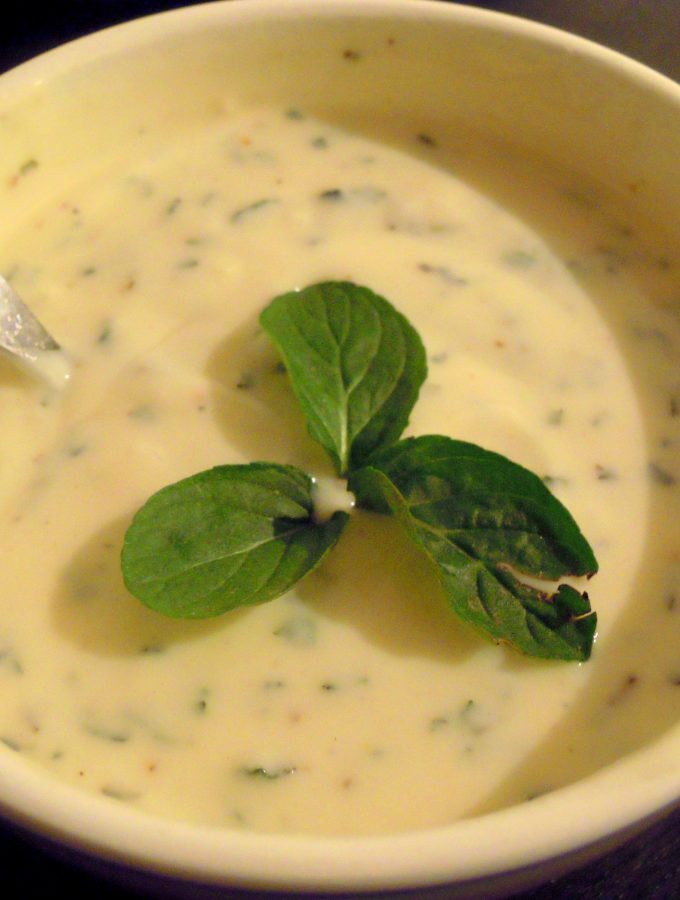 Orientalischer Joghurt-Dip mit Sesam, Minze und Honig