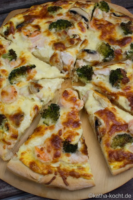 Pizza_mit_Lachs_und_Sauce_Hollandaise_ (5)