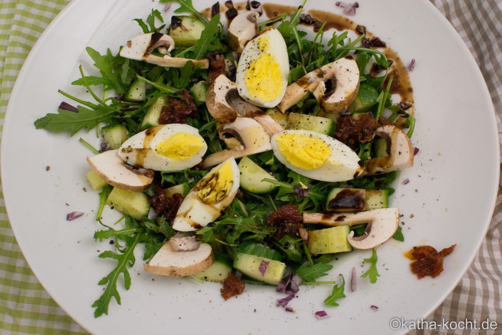 Rucola Salat mit getrockneten Tomaten, Champignons und Ei - Katha-kocht!