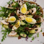 Rucola Salat mit getrockneten Tomaten, Champignons und Ei