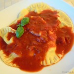 Safran-Ravioli mit Rinderfilet-Ricotta Füllung in Tomatensauce