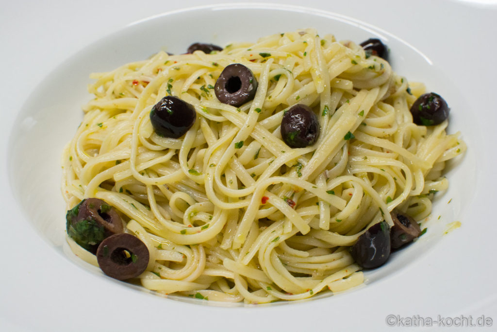 Spaghetti con olio mit Oliven und Bärlauch