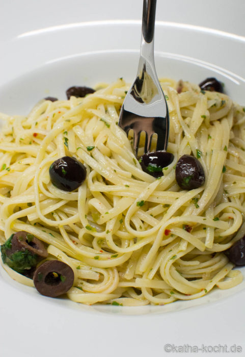 Spaghetti con olio mit Oliven und Bärlauch
