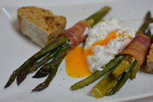 Grüner Spargel im Speckband mit pochiertem Ei und Kartoffeln