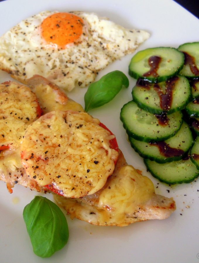 Überbackenes Tomatenschnitzel mit Gurkensalat