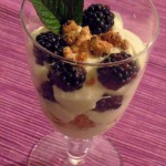 Brombeeren auf Cookies und Créme