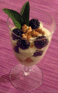Brombeeren auf Cookies und Créme