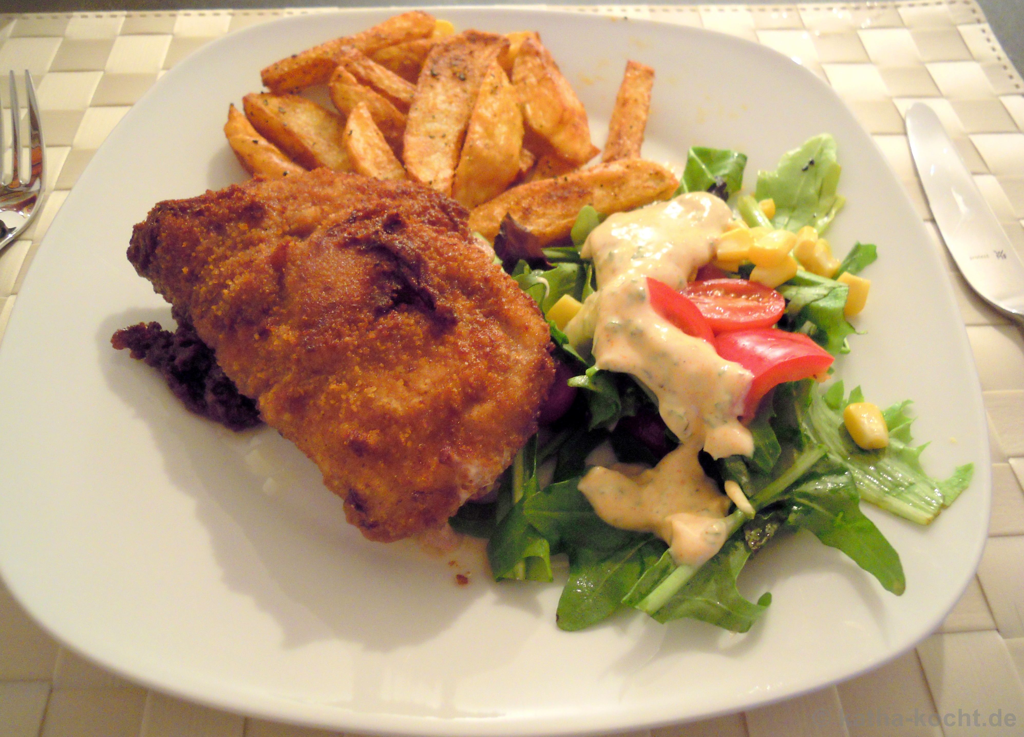 Selbstgemachtes Cordon Bleu mit Pommes und Salat