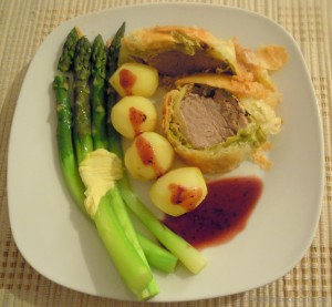 Kalbsfilet im Blätterteig mit Spargel und Kartoffelchen