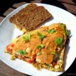 Omelett mit Bärlauch, Tomaten, Sardellen und Käse