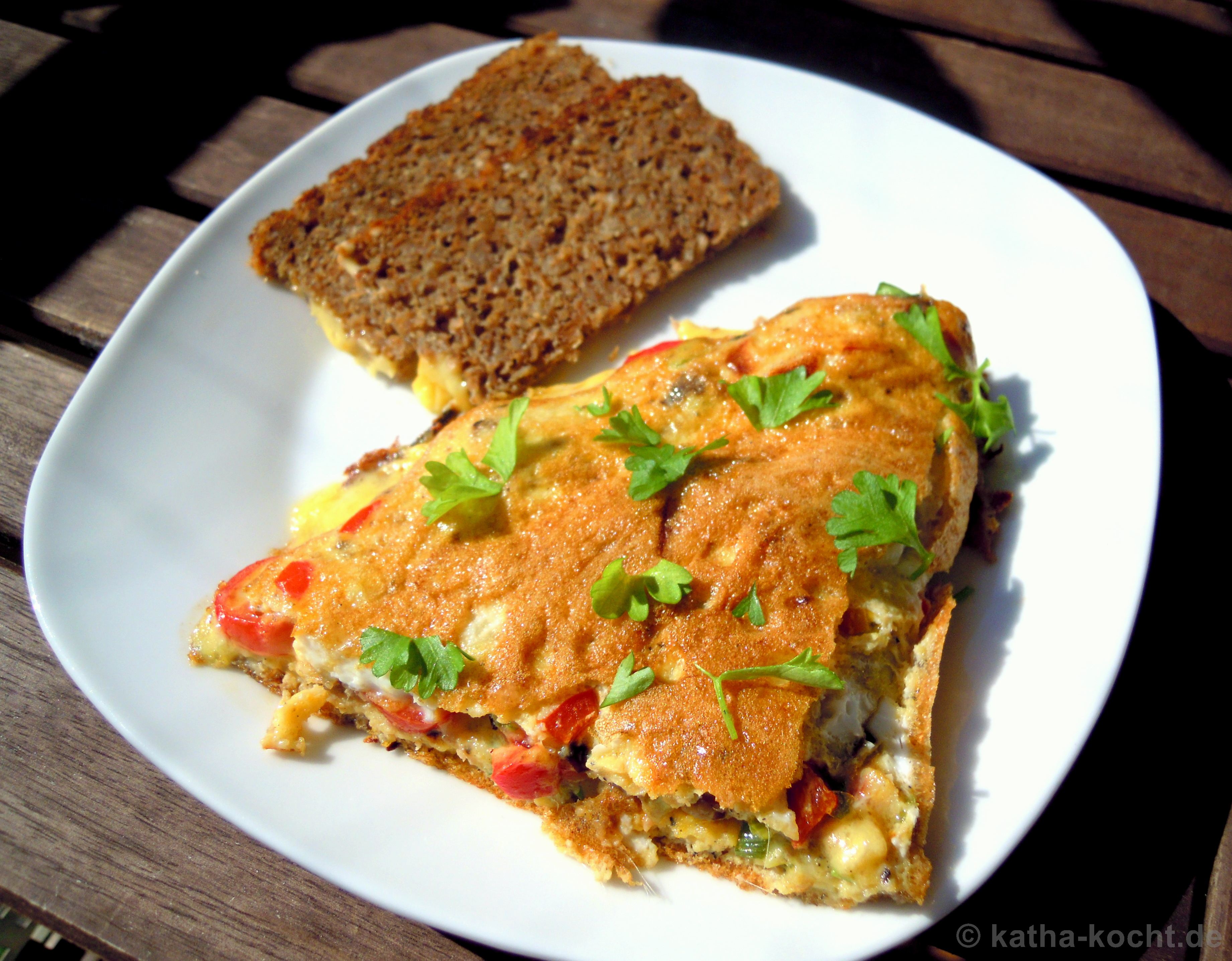 Omelett mit Bärlauch, Tomaten, Sardellen und Käse