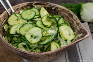Gurke-Zucchinisalat mit Fenchel und Minze
