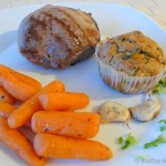 Lammhüftsteak mit herzhaften Muffins und karamellisierten Möhrchen