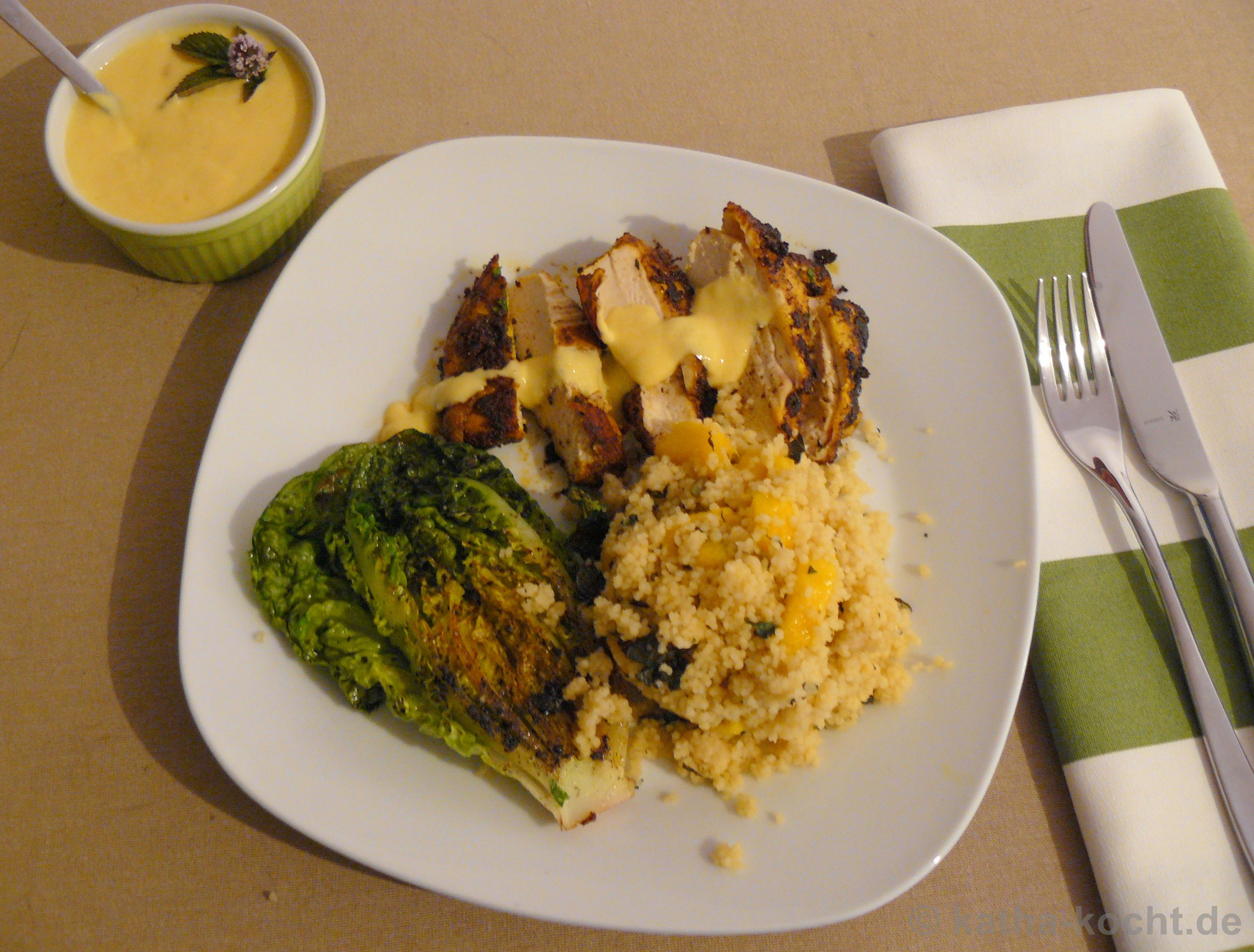 Orientalische Hähnchenbrust mit fruchtigem Couscous, Mango-Ingwer-Sauce und gebratenem Römersalat