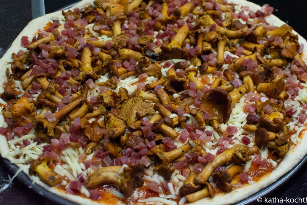 Pizza mit Pfifferlingen und Bacon 