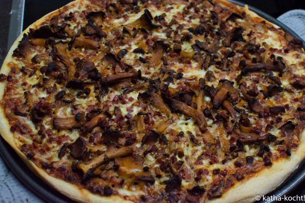 Pizza mit Pfifferlingen und Bacon 
