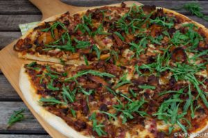 Pizza mit Pfifferlingen und Bacon