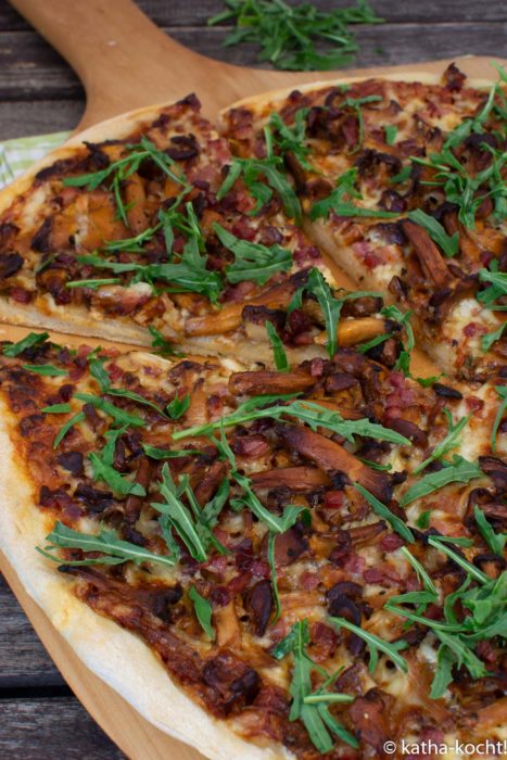 Pizza mit Pfifferlingen und Bacon 