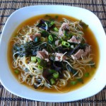 Scharfe, asiatische Nudelsuppe mit Schweinefleisch