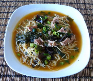 Scharfe, asiatische Nudelsuppe mit Schweinefleisch
