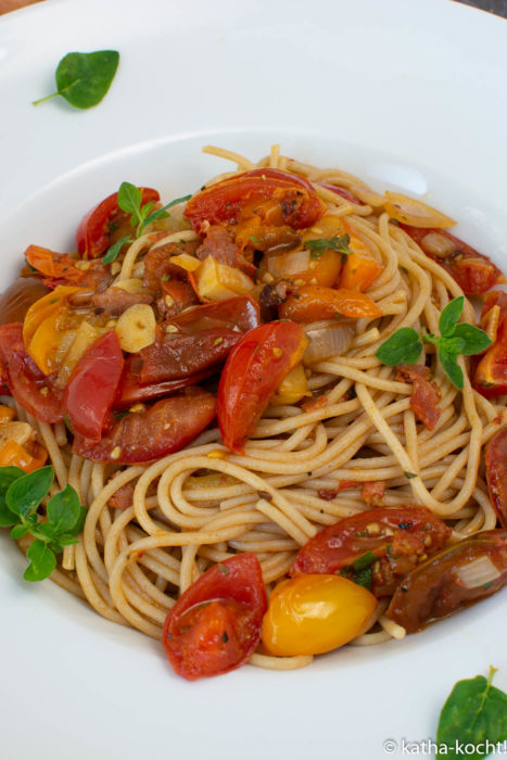 Spaghetti mit Chorizo-Tomatensalat Sauce