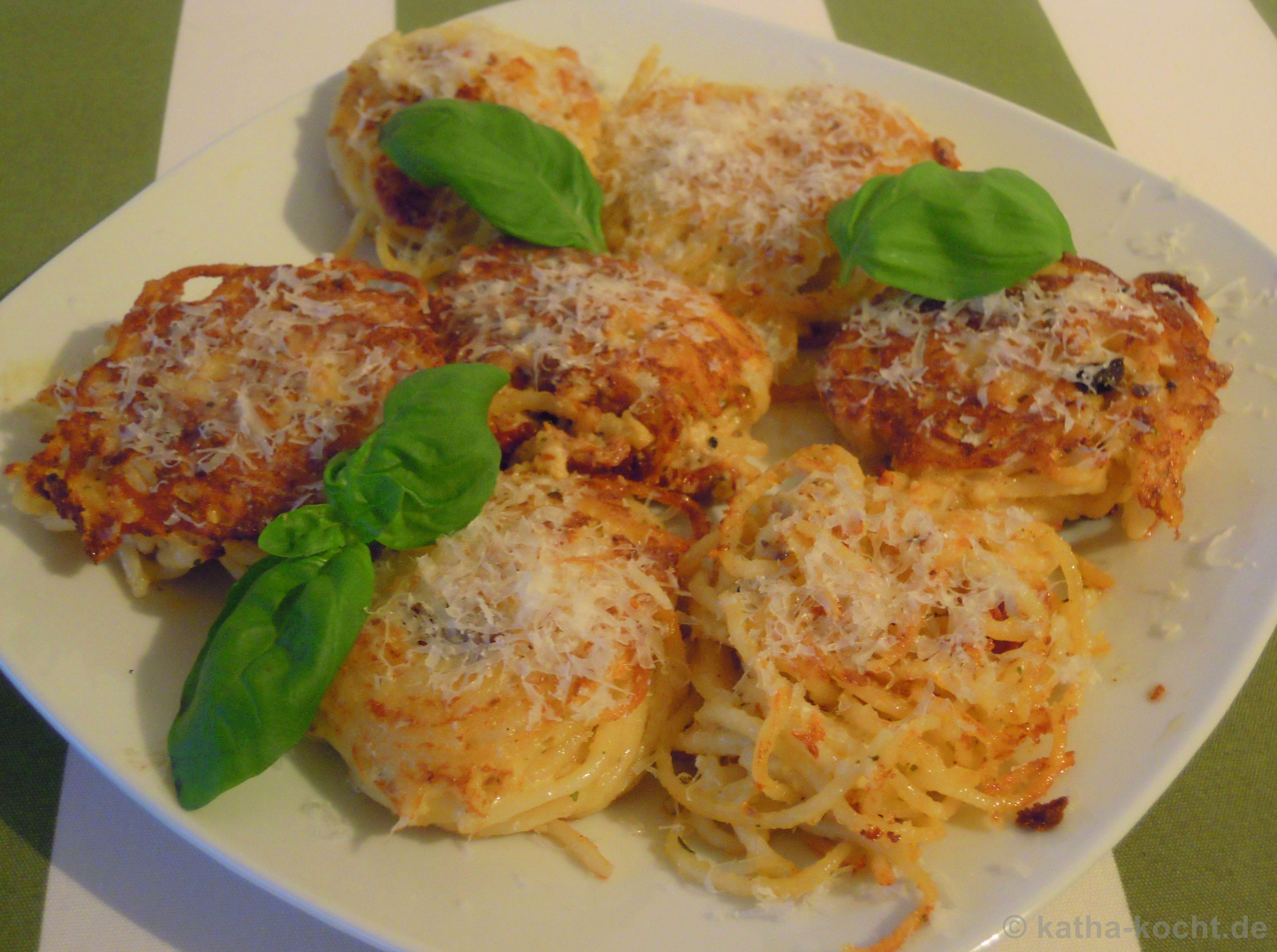 Spaghetti-Nester mit Schafskäse, getrockneten Tomaten und Parmesan