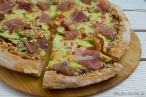 Schinken-Avocado Pizza mit Pinienkernen