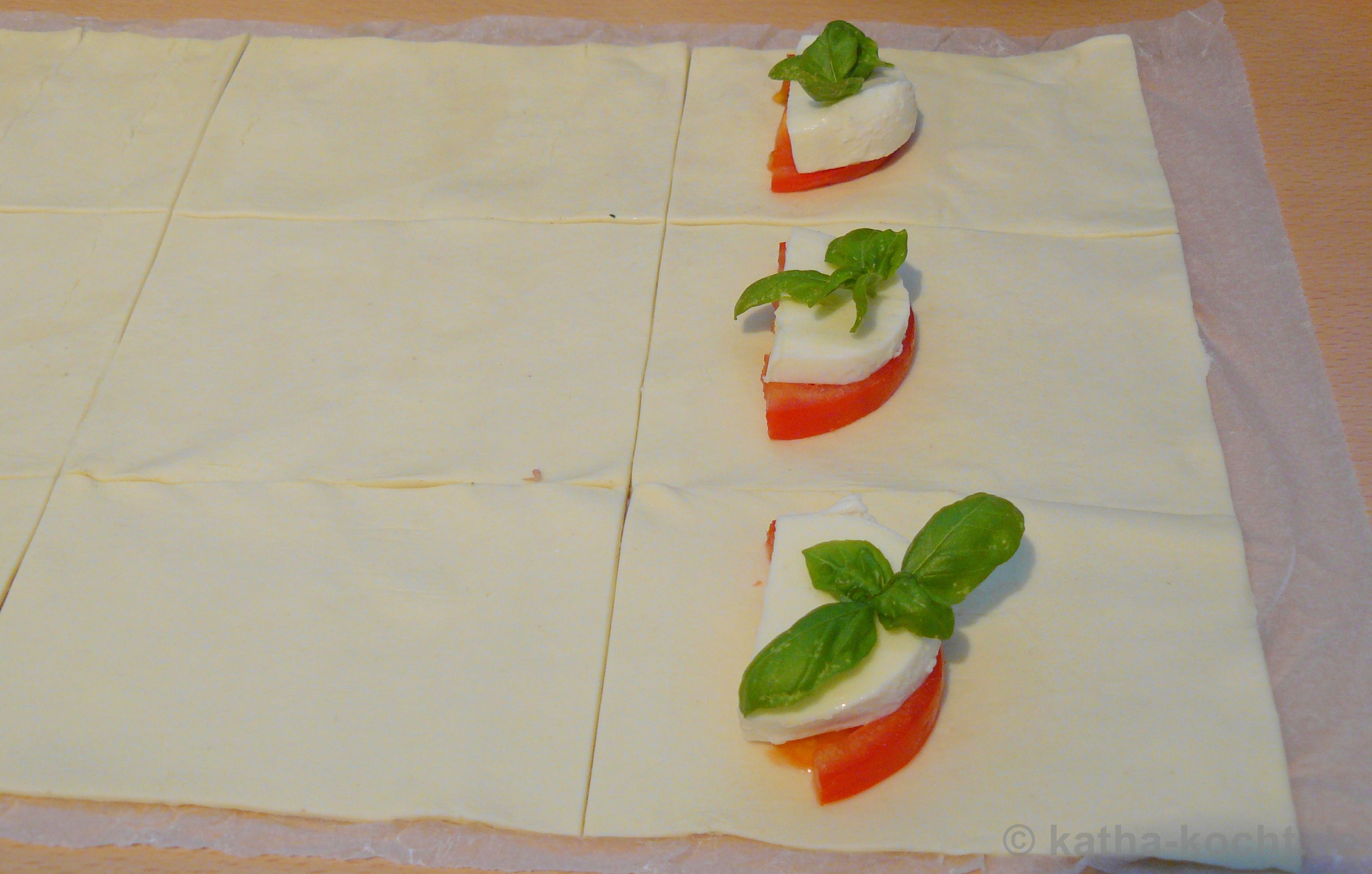 Tomate-Mozzarella Blätterteigtaschen