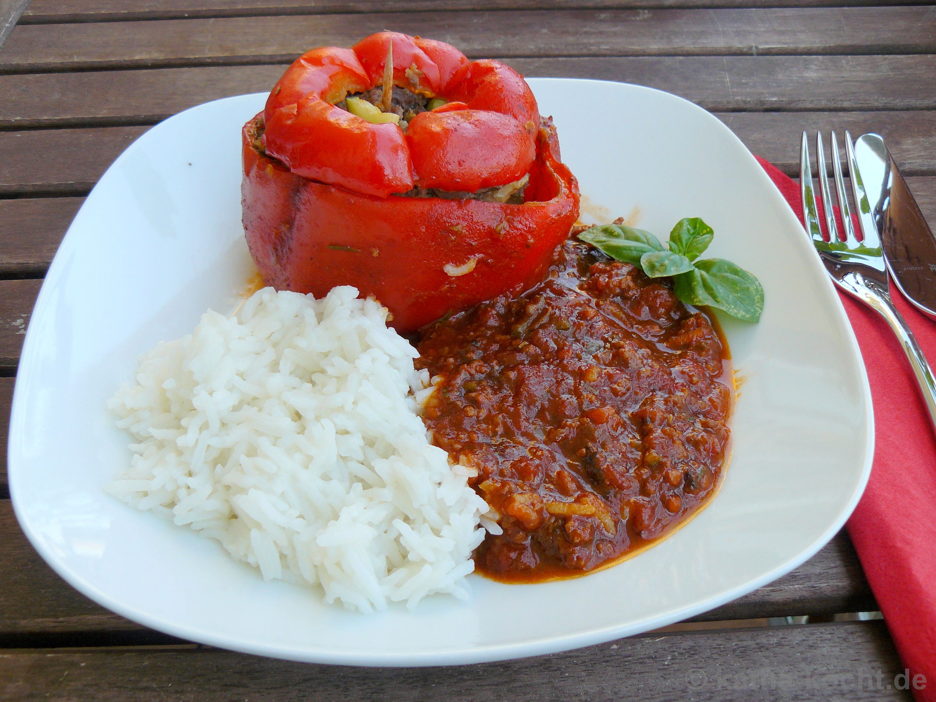 Gefüllte Paprika mit tomatiger Sauce und Reis