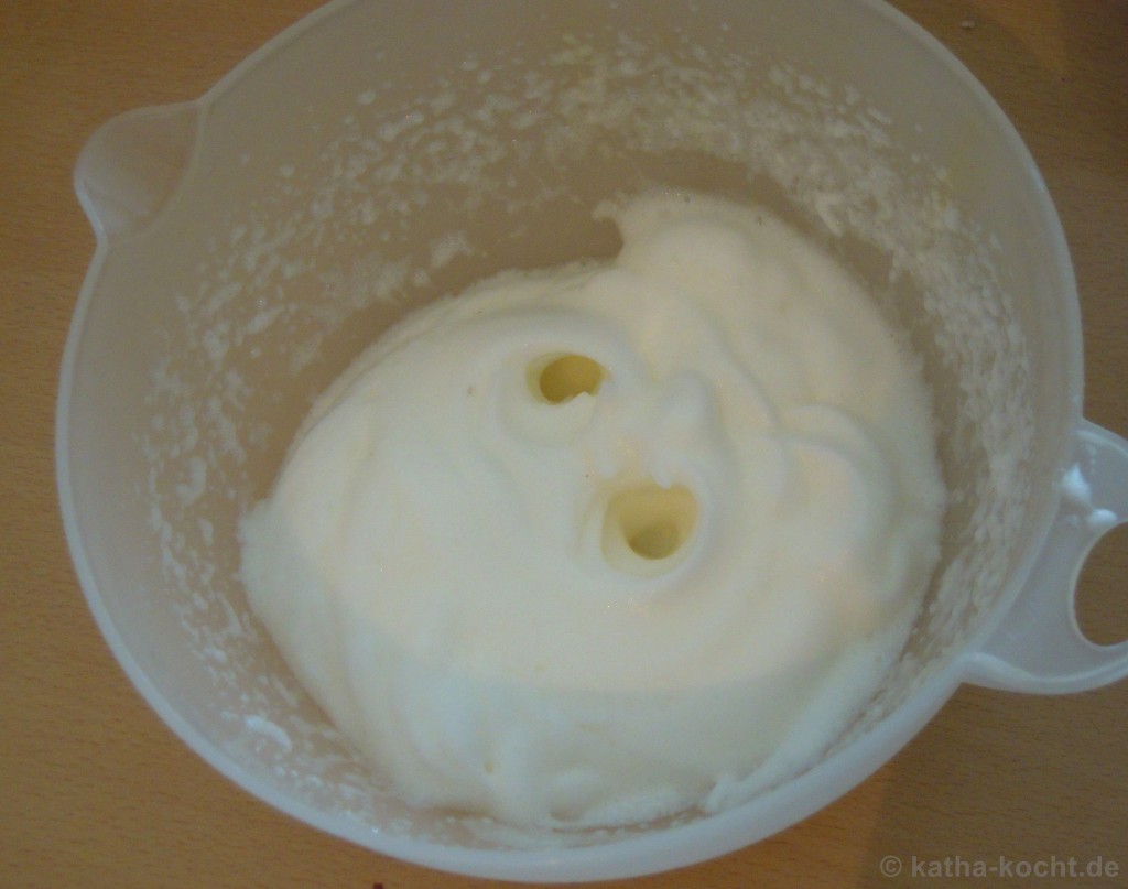 Schokobiscuittorte mit Himbeercréme und Löwenmotiv - Katha-kocht!