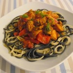 Schwarz-Weiße Pasta mit bunter Sauce